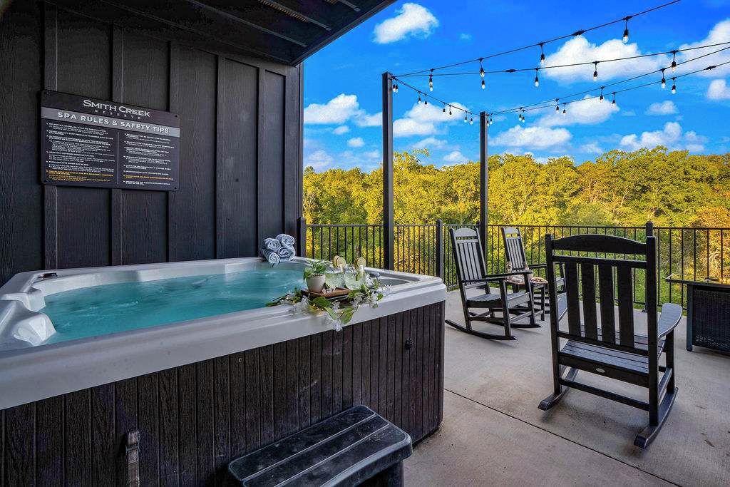 Un jacuzzi en una terraza de madera con un cartel sobre normas y consejos de seguridad del spa.