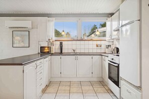 Een koelkast, een oven, een kookplaat, een vaatwasser