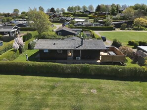 A residential property with a house, a fenced yard, and a small garden. - Lovely bright cottage near Karrebæksminde (Karrebæksminde)