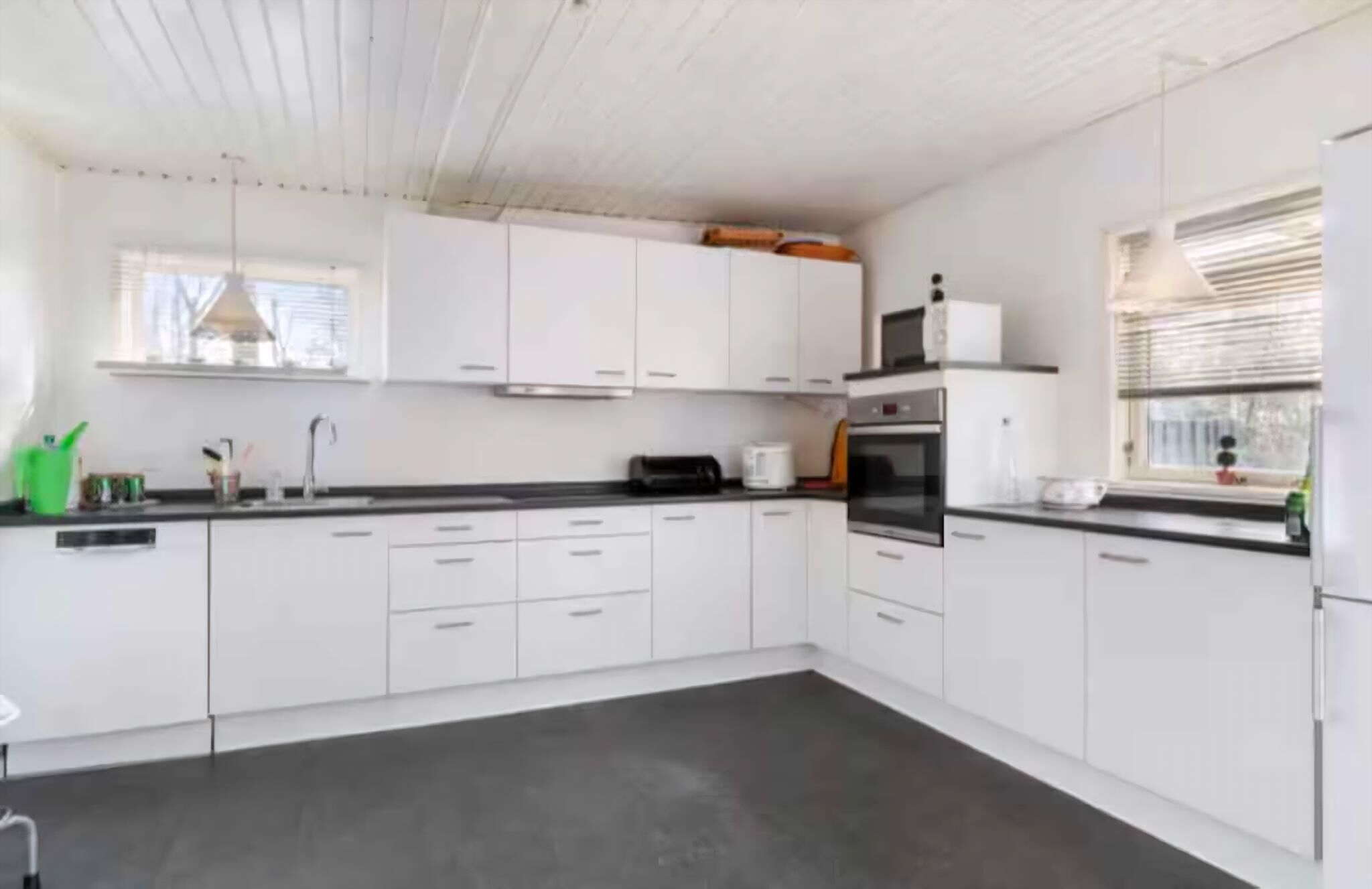 Frigorífico, horno, placa de cocina y lavavajillas