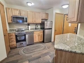 Fridge, microwave, oven, stovetop - NEW Spacious & Cozy 1 bed end unit ski in ski out (Lutsen)