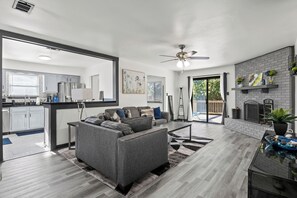 Televisión y chimenea