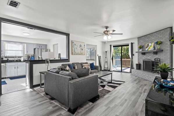 TV, fireplace - Wintergreen Retreat 3-bedroom house within 15 minutes from FAMU & FSU (Tallahassee)