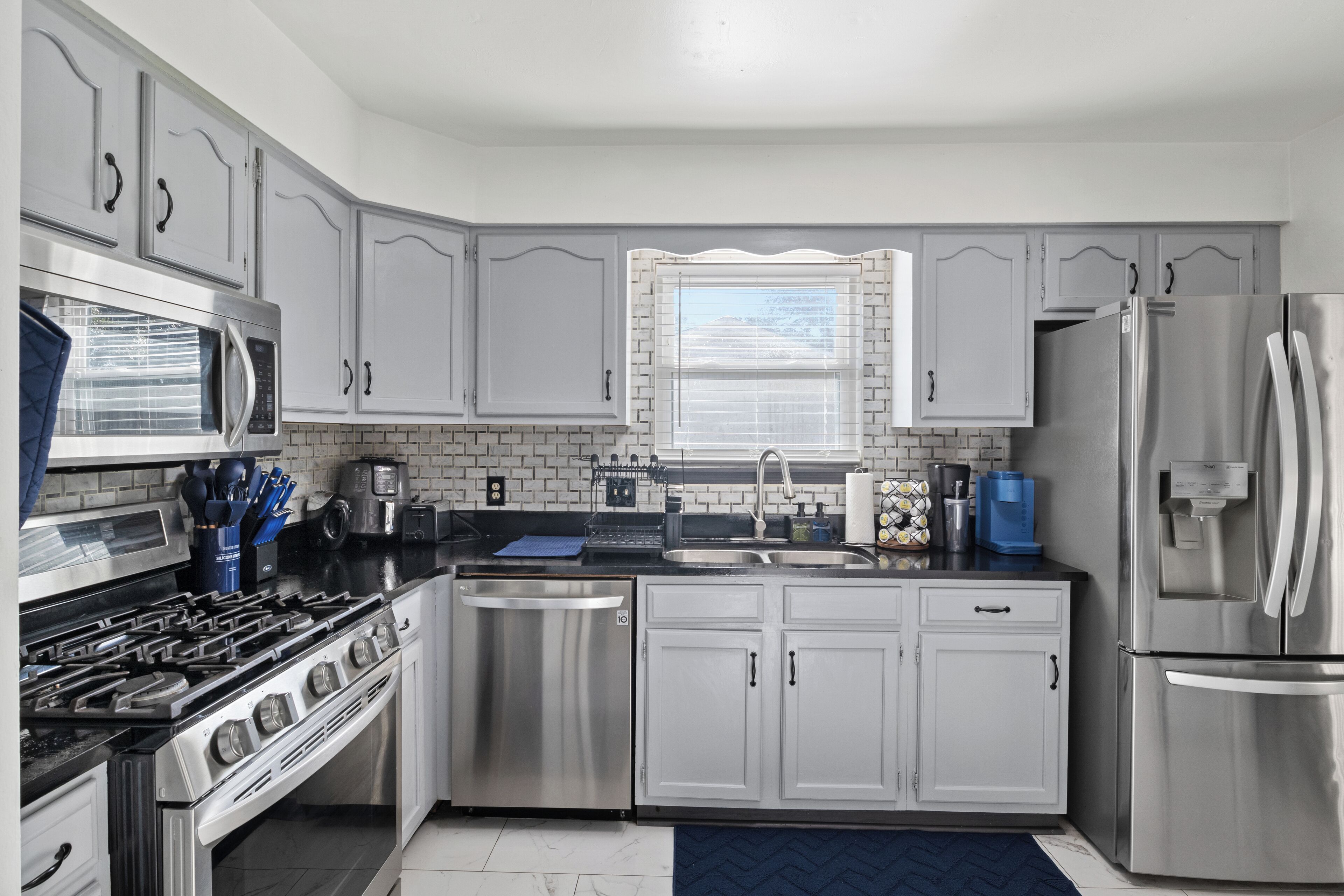 Jääkaappi, mikroaaltouuni, uuni, liesi