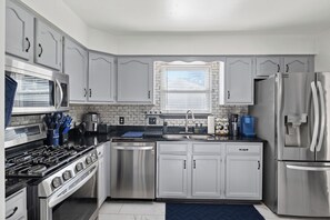 Fridge, microwave, oven, stovetop - Wintergreen Retreat 3-bedroom house within 15 minutes from FAMU & FSU (Tallahassee)