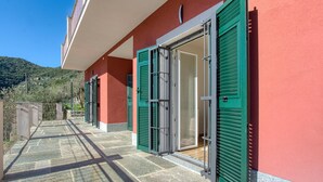 A building with red walls and green shutters, featuring a balcony with a stone floor. - 1 bedroom lovely apartment in Recco (Recco)