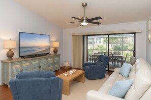 Una Smart TV, libros, una biblioteca de música