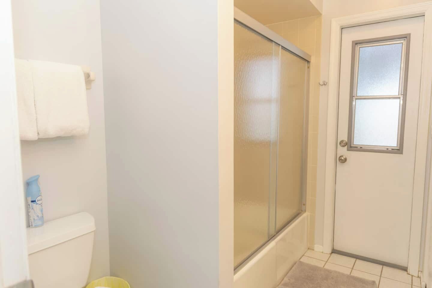 Guest bathroom with shower/tub combo