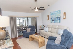 Smart TV, books, music library, computer monitors - Pool + Waterfront + No Bridge Gulf Access + Dock + 3 Bedrooms, 4 beds, 1 sofabed (Englewood)