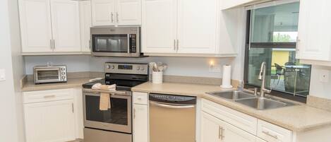 ثلاجة، ميكروويف، فرن، موقد طهي مسطح