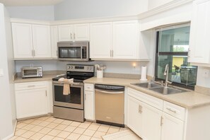 Fridge, microwave, oven, stovetop - Pool + Waterfront + No Bridge Gulf Access + Dock + 3 Bedrooms, 4 beds, 1 sofabed (Englewood)