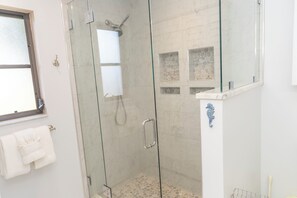 Shower, hair dryer, towels, toilet paper - Pool + Waterfront + No Bridge Gulf Access + Dock + 3 Bedrooms, 4 beds, 1 sofabed (Englewood)