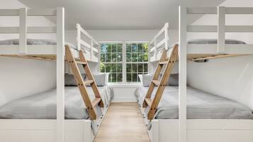 3 slaapkamers, een kluis op de kamer, een bureau