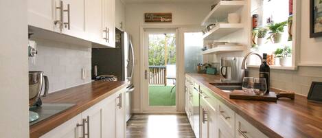 Een koelkast, een kookplaat