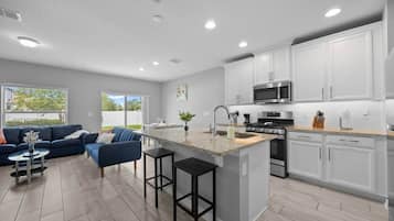 冷蔵庫、電子レンジ、オーブン、コンロ