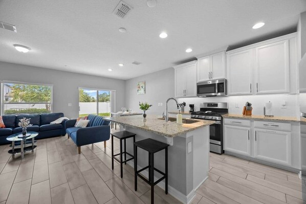 ثلاجة، ميكروويف، فرن، موقد طهي مسطح