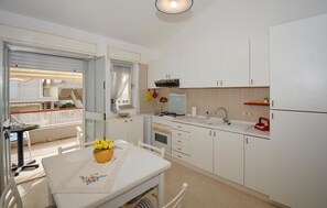 Fridge, stovetop, cookware/dishes/utensils - Nice apartment in Kaukana with WiFi (Kaukana)