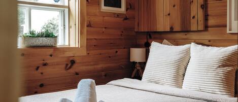 3 bedrooms, internet, bed sheets