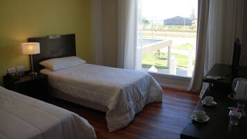 Escritorio, espacio para trabajar con laptop y wifi gratis