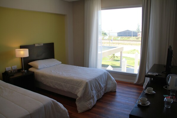 Escriptori, espai de treball apte per a portàtils i wifi gratuïta 