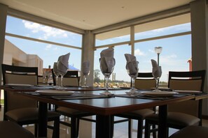 Frukost och lunch serveras, med utsikt mot poolen 