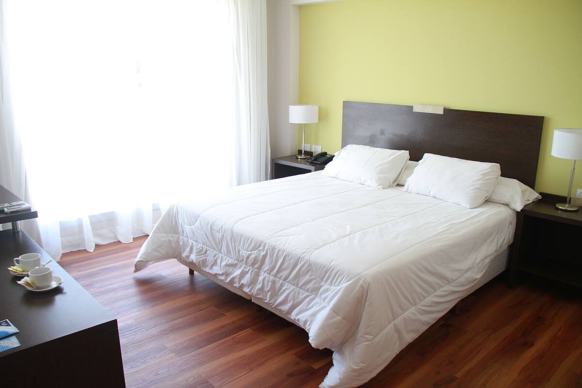 Escritorio, espacio para trabajar con laptop y wifi gratis