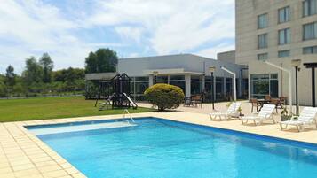 10 kolam renang tertutup, kabana percuma, payung kolam