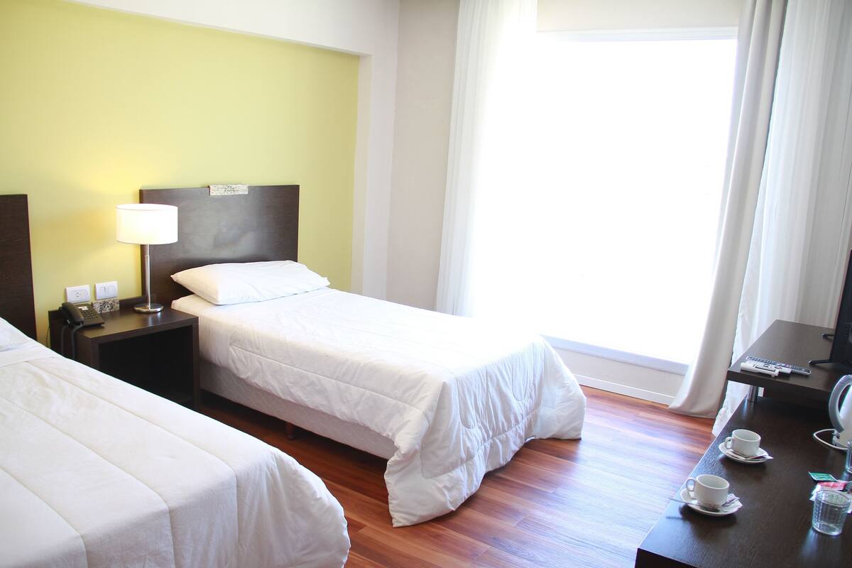 Escritorio, espacio para trabajar con laptop y wifi gratis