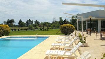 Piscina externa, barracas de cortesia, guarda-sóis