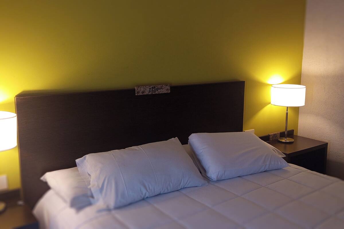 Escritorio, espacio para trabajar con laptop y wifi gratis