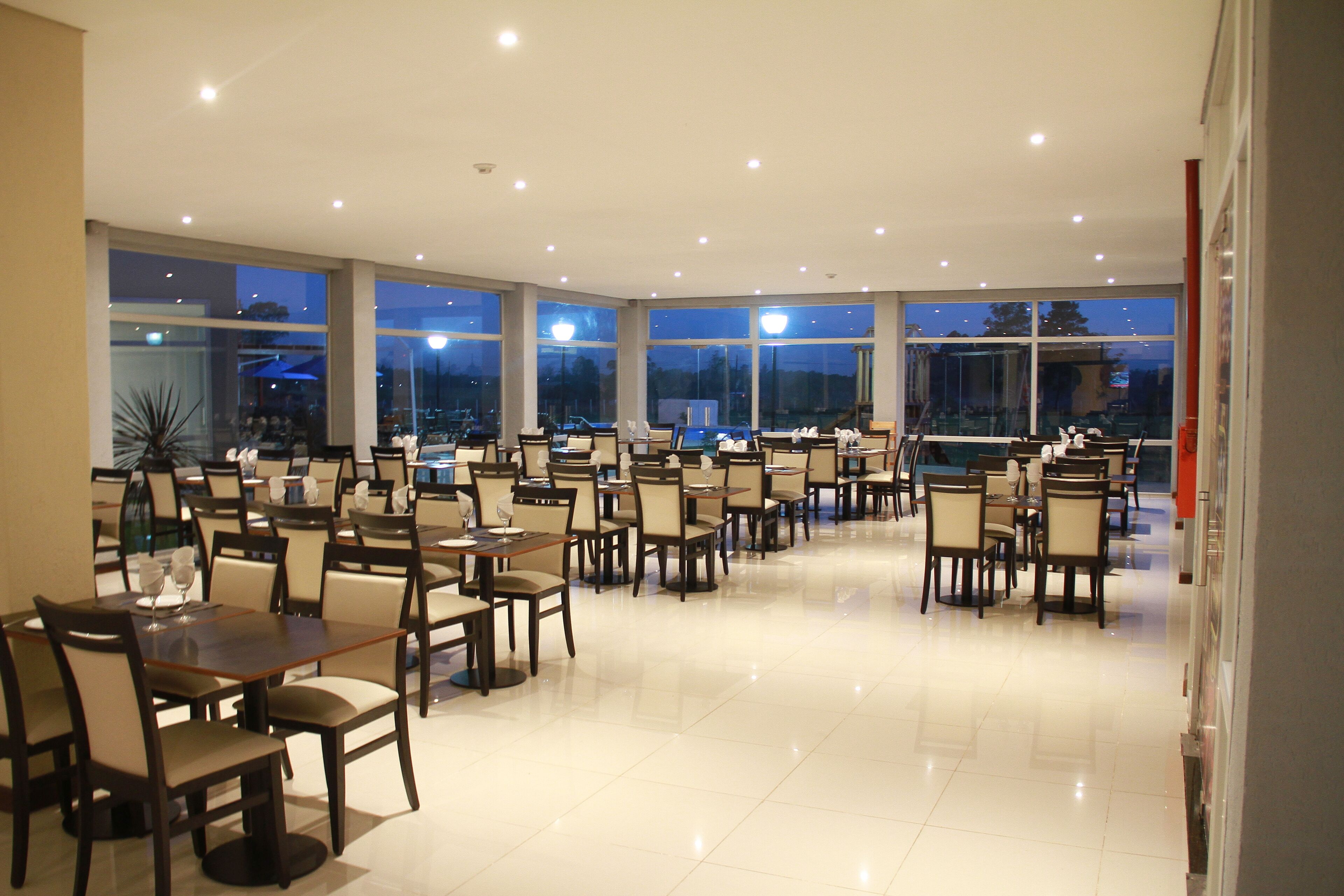 Aamiainen ja lounas; argentiinalainen keittiö, näkymät uima-altaalle 