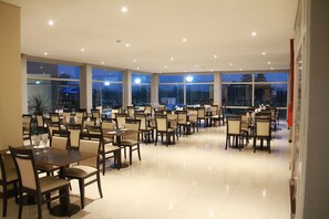 Breakfast, lunch, dinner served; Argentinean cuisine, pool views  - Hotel Casino Rio Uruguay (Paso de los Libres)