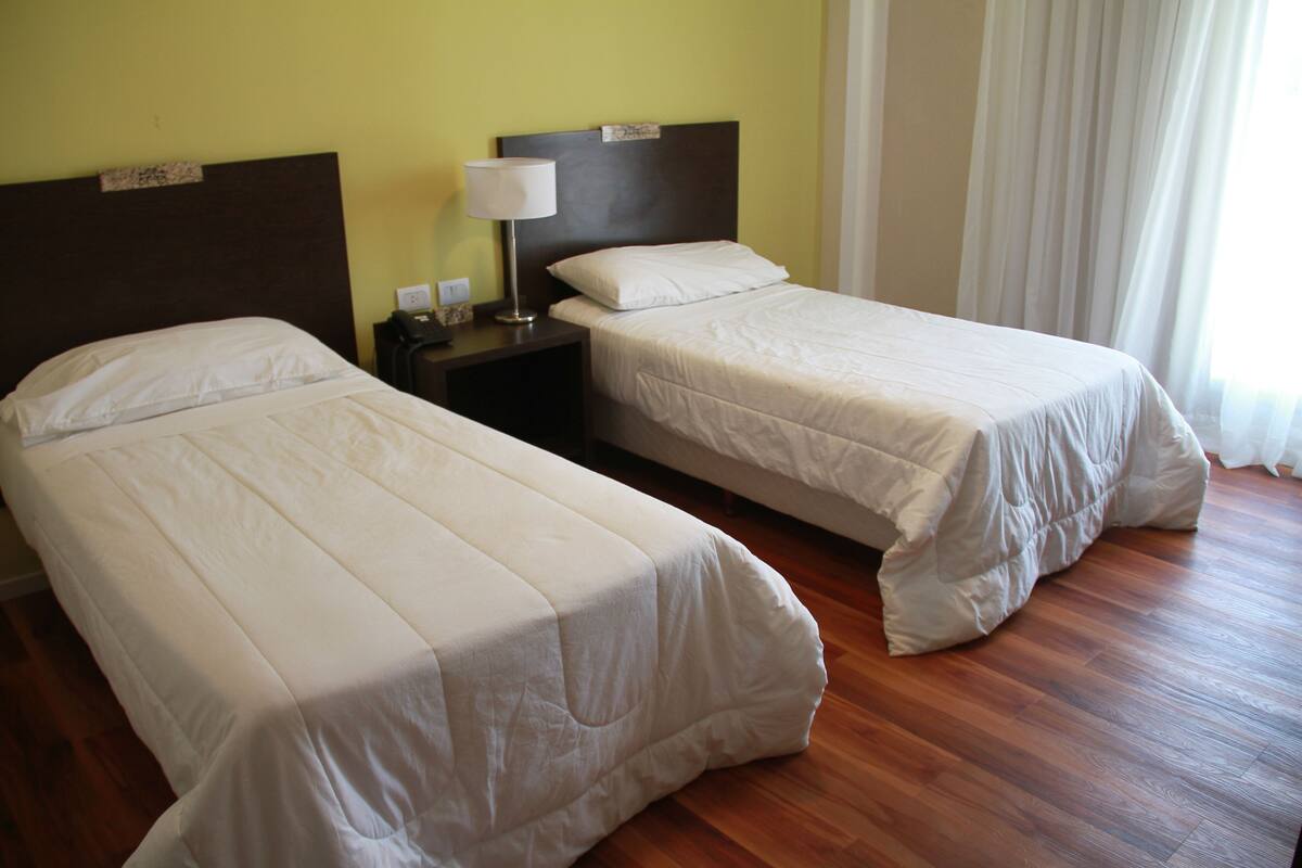 Escritorio, espacio para trabajar con laptop y wifi gratis