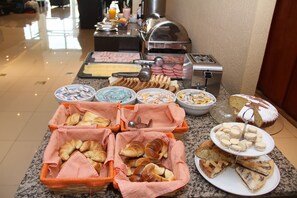 Café da manhã com buffet grátis todos os dias