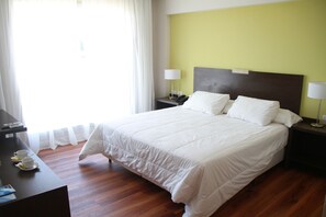 Standard Single Room, 1 King Bed, Pool View | Desk, laptop workspace, free WiFi - Hotel Casino Rio Uruguay (Paso de los Libres)