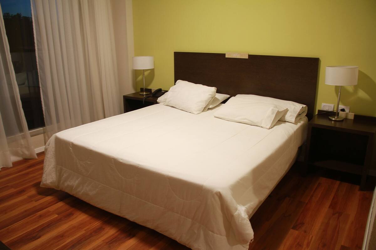 Escritorio, espacio para trabajar con laptop y wifi gratis