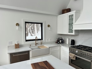 Réfrigérateur, four, plaque de cuisson, lave-vaisselle