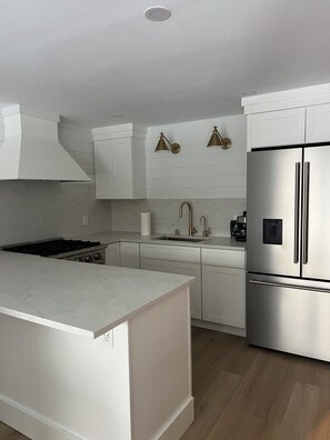 Frigorífico, horno, placa de cocina y lavavajillas