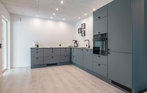 Fridge, dishwasher, coffee/tea maker