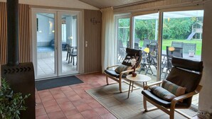 Un amplio patio con puertas de vidrio corredizas que dan a un área de estar al aire libre.