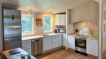 Refrigerador, parrilla de estufa, lavavajillas y cafetera y tetera