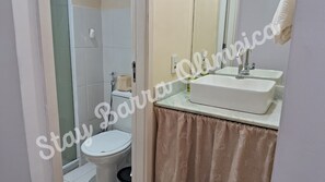 Shower, towels, soap, toilet paper - Olímpic Barra Rock in Rio 12 km from the beach and 10 km from the Pedra Branca waterfall! (Rio de Janeiro)