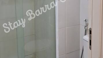 Ducha, toallas, jabón, papel higiénico
