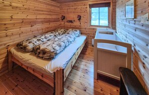 3 bedrooms, travel cot