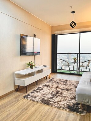 Comfort Apartment, Balcony, City View | Living room