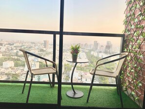 Departamento Confort, balcón, vista a la ciudad | Balcón