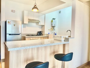 Apartamento Confort, balcón, vistas a la ciudad | Cocina privada