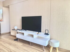 Comfort Apartment, Balcony, City View | Living room