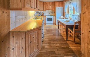 ثلاجة، فرن، موقد طهي مسطح، غسالة أطباق