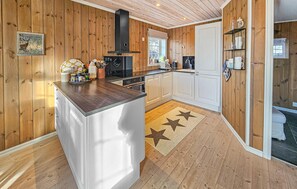 ثلاجة، فرن، غسالة أطباق، ماكينة لصنع القهوة/الشاي